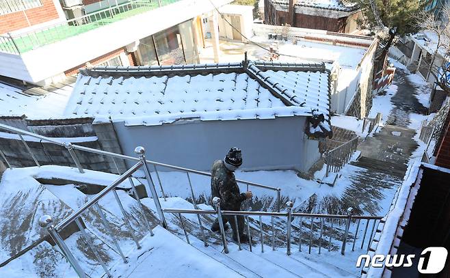 영하권 추위가 이어진 28일 오전 경기 수원시 팔달구의 한 골목길에서 시민들이 조심스럽게 발걸음을 옮기고 있다. 2022.12.28/뉴스1 ⓒ News1 김영운 기자