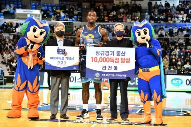 통산 1만득점을 올린 라건아 (KBL 제공)