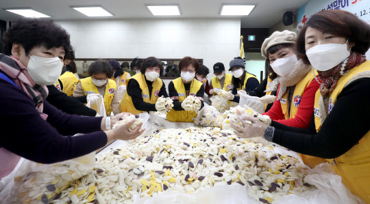 떡국떡 나눔행사가 29일 대전 유성구커뮤니센터에서 열려 대한적십자사 봉사회·유성지구협의회 회원들이 어려운 이웃에게 전달할 떡을 포장하고 있다.