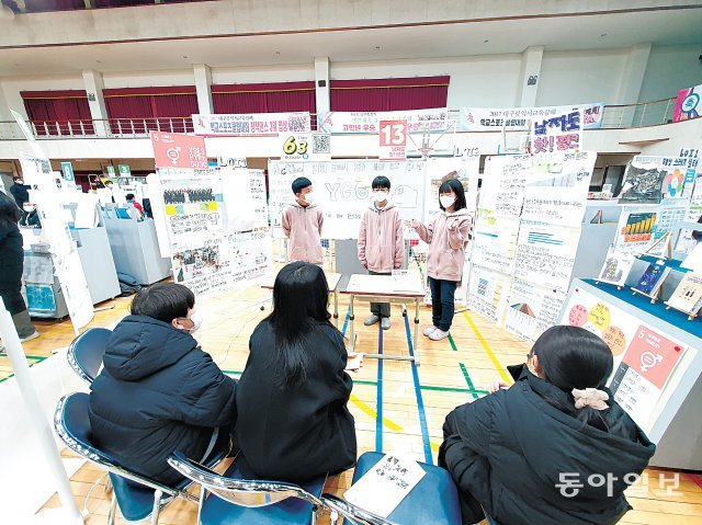 14일 대구 남구 영선초등학교 PYP 탐구발표회에서 김유정, 남도원, 조호현 학생으로 구성된 13팀이 성 불평등을 주제로 발표하고 있다. 대구=이종승 기자 urisesang@donga.com