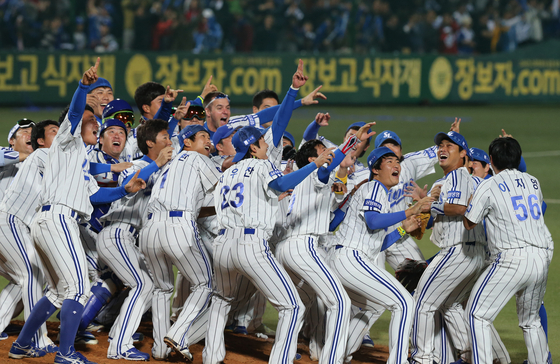 지난 2013년 11월 1일 대구구장에서 열린 2013프로야구 삼성 라이온즈와 두산 베어스의 코리안시리즈 7차전에서 승리, 3년연속 통합우승의 대기록을 확정한 삼성 선수들이 경기종료후 세레머니를 하고 있다. 대구=김민규 기자