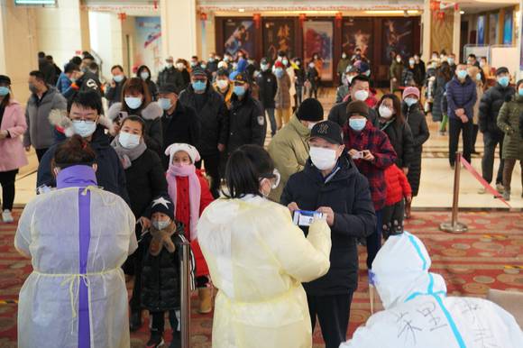 중국 허베이성 주민들이 코로나19 검사를 받기 위해 줄 서 있다.  [사진=뉴시스]