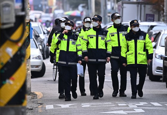 한 주택가에서 순찰하고 있는 경찰관들 모습. 뉴시스