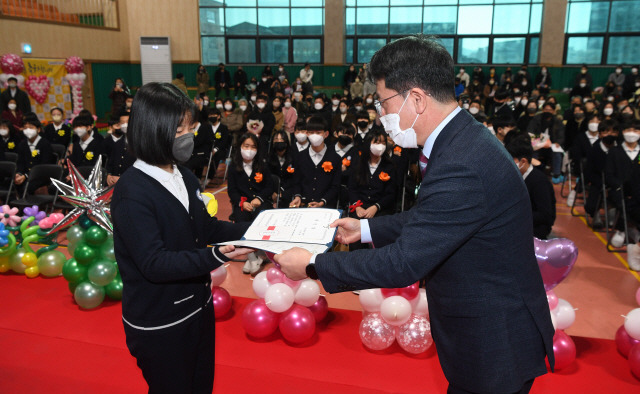 ▲ 도내 초중고등학교 졸업식이 시작된 가운데 29일 춘천교육대학부설초등학교에서 학생들이 졸업장을 받고 있다. 김정호