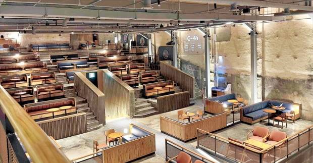 스타벅스 경동1960점. 옛 경동극장의 경사진 계단식 구조를 그대로 살려 디자인했다.  스타벅스코리아 제공