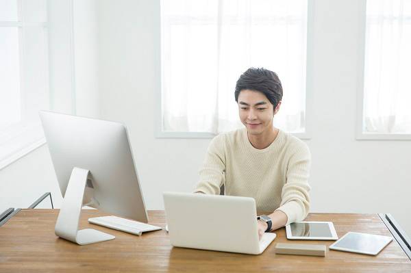 듀얼모니터를 잘못된 자세로 장시간 사용하면 여러 건강문제가 발생할 수 있다. 올바른 사용법을 알아두고 중간중간 몸을 움직여 근육의 긴장을 풀어주는 것이 좋다.(사진=클립아트코리아).