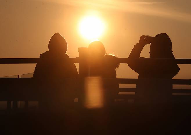 Hikers catch the sunset at the mountain Apsan, Nam-gu, Daegu, Wednesday. (Yonhap)