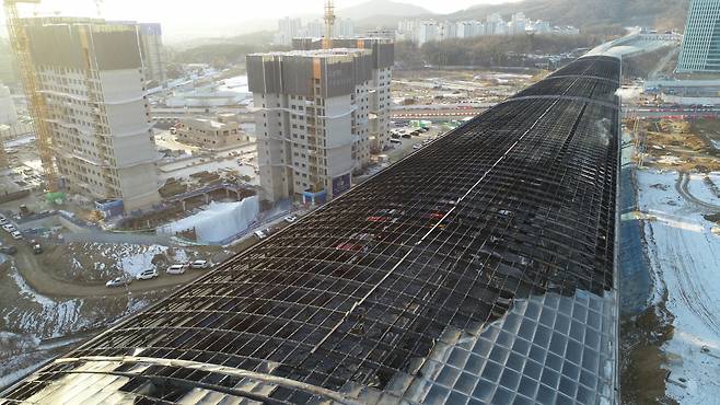 This aerial photo shows a scaffolding of a burnt soundproof tunnel along the Second Gyeongin Expressway on Thursday (Yonhap)