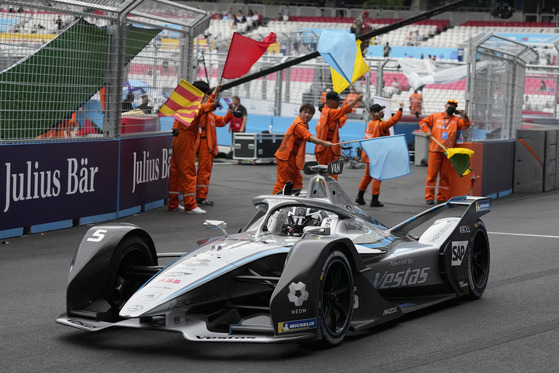 Mercedes-EQ Formula E Team driver Stoffel Vandoorne reacts after winning Season 8 of the ABB FIA Formula E World Championship in Seoul on Aug. 14.  [AP/YONHAP]