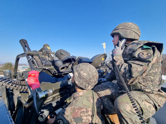 Soldiers from the South Korean Army's V Corps operate an M61 Vulcan rotary cannon during anti-drone drills in Yangpyeong County, Gyeonggi on Thursday. [JOINT CHIEFS OF STAFF]