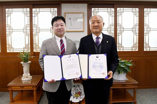 유재갑 백석대 산학협력단 팀장(왼쪽)이 교육부장관상과 충남교육감상을 받았다./사진=백석대