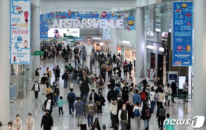 (인천공항=뉴스1) 이동해 기자 = 29일 인천국제공항 제1여객터미널에서 이용객들이 면세점을 둘러보고 있다. 2022.12.29/뉴스1  Copyright (C) 뉴스1. All rights reserved. 무단 전재 및 재배포 금지.