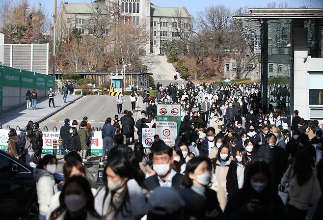 지난달 26일 오후 서울 서대문구 이화여자대학교에서 2023학년도 수시모집 논술고사를 치른 수험생들이 학교를 나서고 있다. /사진=뉴시스