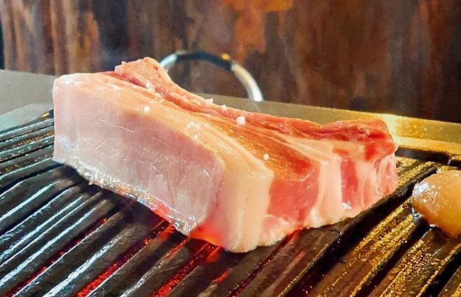 금돼지식당의 돼지고기./사진=다이어리알