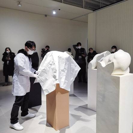 마틴 마르지엘라, 토르소 시리즈, 롯데뮤지엄 전시 전경. 인체의 어느곳인지 알기 어려운 토르소 조각이다. 대리석 대신 실리콘으로 제작해 작품의 기원을 불분명하게 흐렸다. 작품을 받치는 좌대와 오브제도 하나의 재료로 연결해, 받침대까지 작품으로 승화시켰다. [헤럴드 DB]