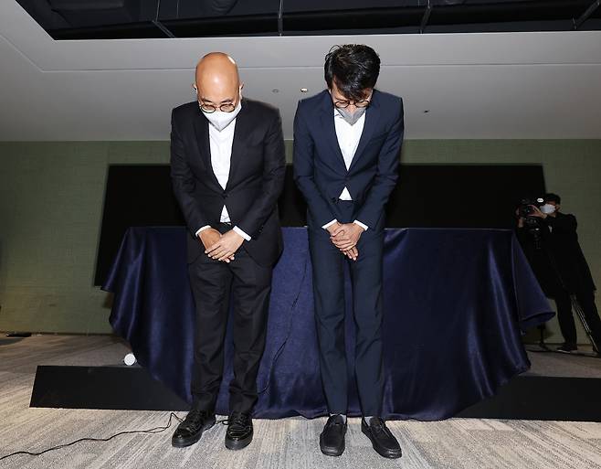 홍은택(오른쪽) 카카오 대표와 남궁훈 카카오 비상대책위원회 재발방지대책소위원장이 지난 10월 오전 경기도 성남시 판교 카카오 아지트에서 열린 '데이터센터 화재로 인한 장애' 관련 대국민 기자회견에서 고개 숙여 사과를 하고 있다. [연합]