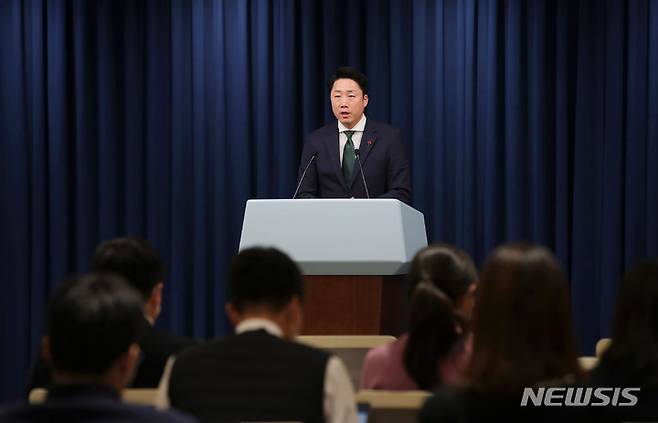 [서울=뉴시스] 홍효식 기자 = 이재명 부대변인이 29일 오후 서울 용산 대통령실 청사 브리핑룸에서 윤석열 대통령의 국가안전보장회의(NSC) 상임위원회 관련 브리핑을 하고 있다.  2022.12.29. yesphoto@newsis.com