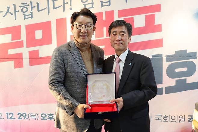 [서울=뉴시스] 이영환 기자 = 권성동 국민의힘 의원이 29일 오후 서울 여의도 중앙보훈회관에서 열린 국민캠프 송년회에서 공로패를 받은 후 기념촬영을 하고 있다. (사진=권성동 의원실 제공) 2022.12.29. photo@newsis.com *재판매 및 DB 금지