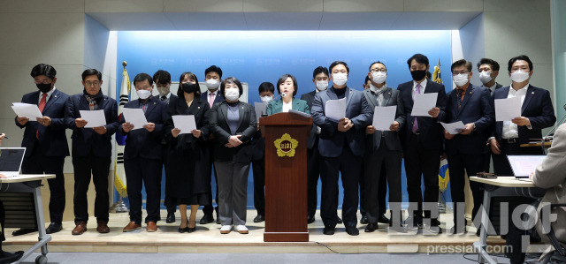 ▲지난 12일 오후 곽미숙 경기도의회 국민의힘 대표가 도의회 브리핑룸에서 기자회견을 열고 자신의 직무정지와 관련된 입장을 밝히고 있다. ⓒ경기도의회 국민의힘