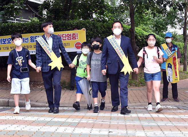 하윤수 부산교육감(오른쪽에서 세번째) [부산교육청 제공·재판매 및 DB 금지]