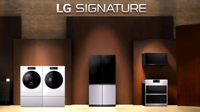 LG전자, CES 2023서 'LG 시그니처' 2세대 공개 (서울=연합뉴스) LG전자가 CES 2023에서 공개하는 LG 시그니처 2세대 제품들. 왼쪽부터 세탁기, 건조기, 듀얼 인스타뷰 냉장고, 후드 겸용 전자레인지(위), 더블 슬라이드인 오븐(아래). 2022.12.29. [LG전자 제공. 재판매 및 DB 금지]