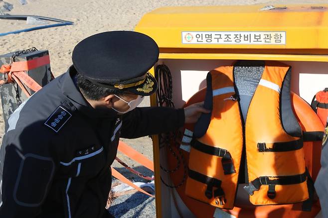 김시범 속초해경 서장, 강릉 주문진 도깨비 방사제 인명구조함 점검 [속초해경 제공.재판매 및 DB 금지]