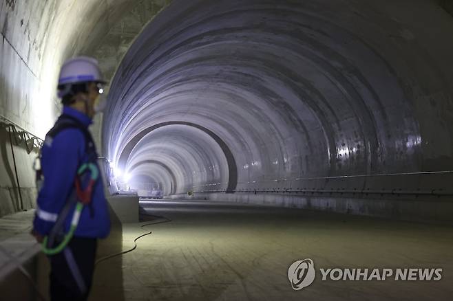 광역급행철도 2024년 개통 예정 (서울=연합뉴스) 서대연 기자 = 29일 오후 서울 강남구 수서역에서 삼성-동탄 광역급행철도(GTX-A) 터널 공사 현장이 공개되고 있다. 
    2024년 개통 예정인 GTX-A는 수도권 교통난 해소를 위해 추진된 노선으로, 경기북부 운정-서울역·삼성역-경기남부 동탄 등 수도권 외곽과 서울 도심을 직선으로 연결한다. 2022.12.29 dwise@yna.co.kr