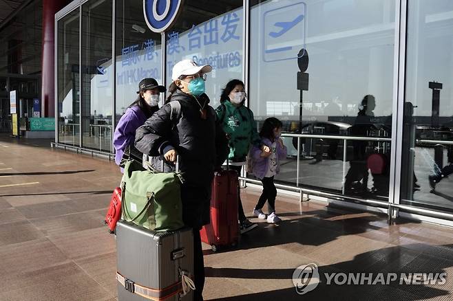 home surveillance order 베이징 공항 터미널에서 걸어가는 승객들 [AP=연합뉴스]