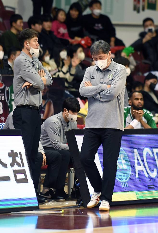 생각에 잠긴 이상범 DB 감독 [KBL 제공. 재판매 및 DB 금지]