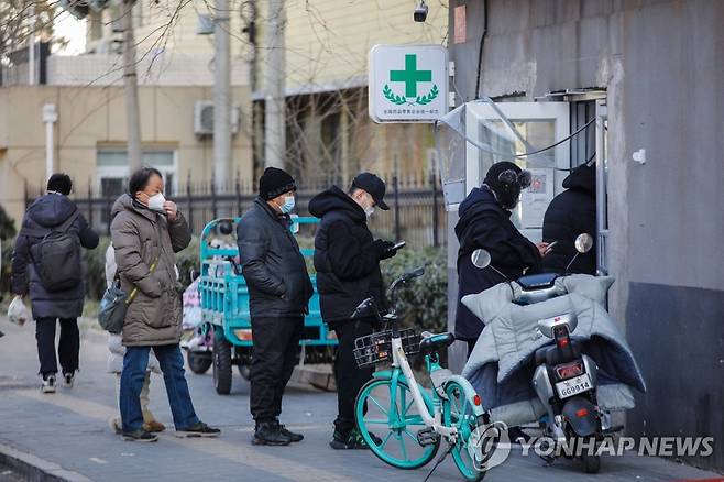 中 "코로나 치료 관련 의약품 심사 및 승인 가속화" [베이징 EPA=연합뉴스 자료사진] 중국에서 코로나19 감염자가 폭증하는 가운데 21일 베이징의 한 약국에서 시민들이 약을 사기 위해 줄 서 있다. 이날 관영 통신 신화사는 국가의약품감독관 황궈 국장이 전날 열린 기자회견에서 법에 따른 긴급 승인 절차를 가동해 코로나19 임상 진료에 필요한 의약품 심사와 승인을 가속화할 것이라고 말했다고 보도했다. 2022.12.21 ddy04002@yna.co.kr