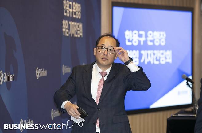 한용구&nbsp;신임 신한은행장이 30일 오전 서울 중구 신한은행 본점에서 열린 취임 기자간담회를 마치고 간담회장을 나서고 있다./사진=이명근 기자 qwe123@