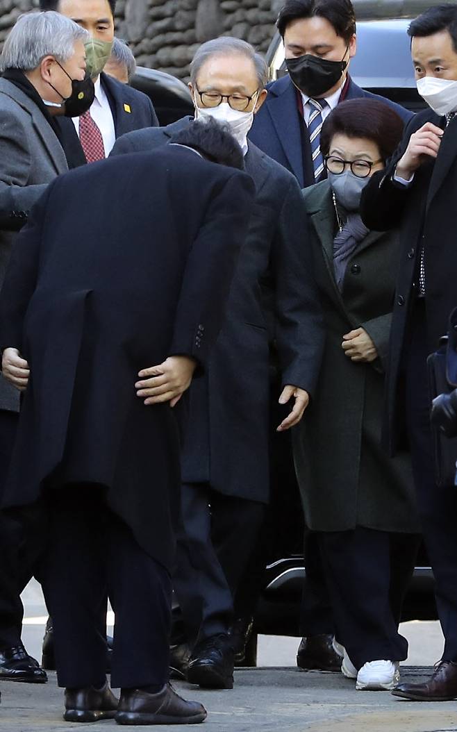 신년 특별사면으로 사면·복권된 이명박 전 대통령이 30일 서울 강남구 자택에 도착해 권성동 국민의힘 의원의 인사를 받고 있다 (사진=뉴시스)