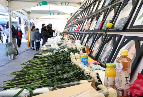 지난 18일 오후 서울 용산구 녹사평역 광장에 마련된 10·29 이태원 참사 희생자 시민분향소에 시민들이 헌화한 국화꽃들이 놓여져 있다. 〈사진=연합뉴스〉