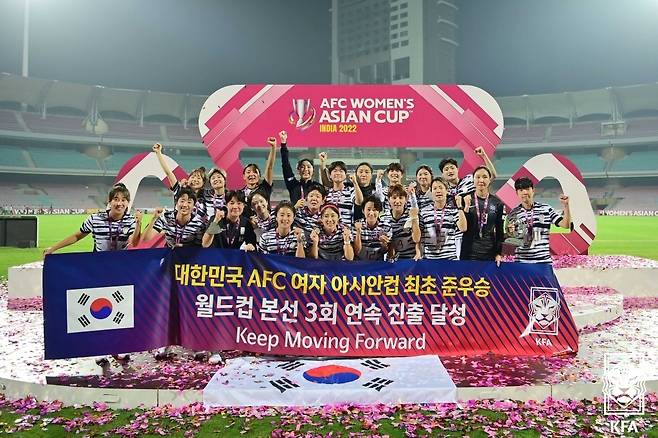 여자 아시안컵 준우승을 차지한 한국 여자축구 대표팀(대한축구협회 제공)