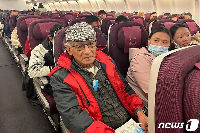 프랑스 국적의 연쇄 살인마 샤를 소브라즈가 23일 네팔 카트만두발 여객기를 타고 프랑스로 향하고 있다. ⓒ AFP=뉴스1 ⓒ News1 강민경 기자