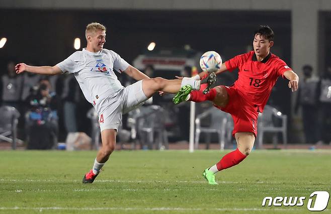 오현규가 11일 오후 경기 화성시 화성종합경기타운 주경기장에서 열린 축구 국가대표팀 친선전 대한민국과 아이슬란드의 경기 후반 볼다툼을 하고 있다. 2022.11.11/뉴스1 ⓒ News1 김민지 기자