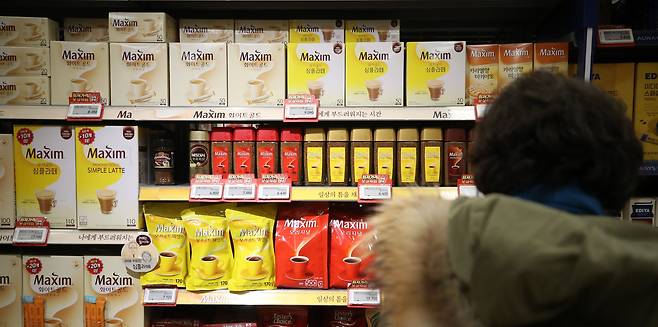 올해 식품업계 최대 화두였던 '가격 인상'이 연말까지 이어지고 있다.  동서식품은 15일부로 인스턴트 커피와 커피믹스 제품 가격을 평균 9.8% 올렸다. 오뚜기는 고소한 참기름 편의점 판매가격을 13% 인상하고, 토마토 케찹도 15% 인상했다. 서울 시내 한 대형마트에 커피믹스가 진열돼 있다. /뉴스1