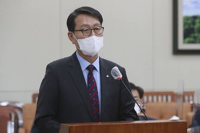 신창현 수도권매립지관리공사 사장이 국회에서 열린 환경노동위원회의 한국수자원공사, 한국환경공단, 국립공원공단, 수도권매립지관리공사 등 국정감사에서 업무보고를 하고 있다./국회사진기자단