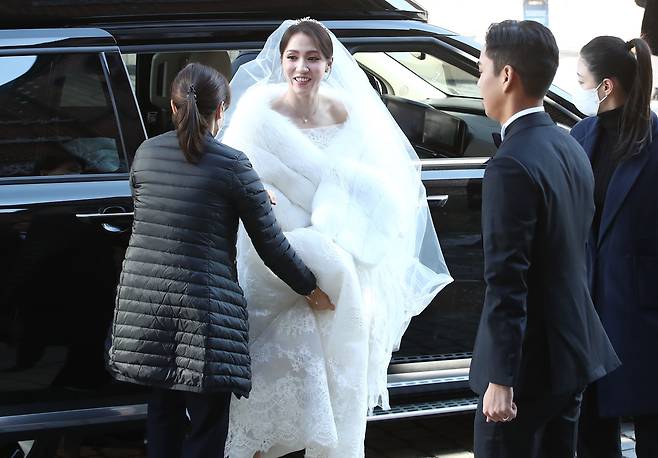 여자 골프 세계랭킹 1위 리디아 고가 30일 서울 중구 명동성당에서 정태영 현대카드 부회장의 아들 정준 씨와의 결혼식을 위해 차에서 내리고 있다./뉴스1