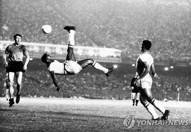 세계 축구사에 영원히 기억될 축구황제 펠레가 영면의 길에 접어들었다. 축구 황제의 마지막을 기억하는 환상적인 오버헤드 킥(연합뉴스)