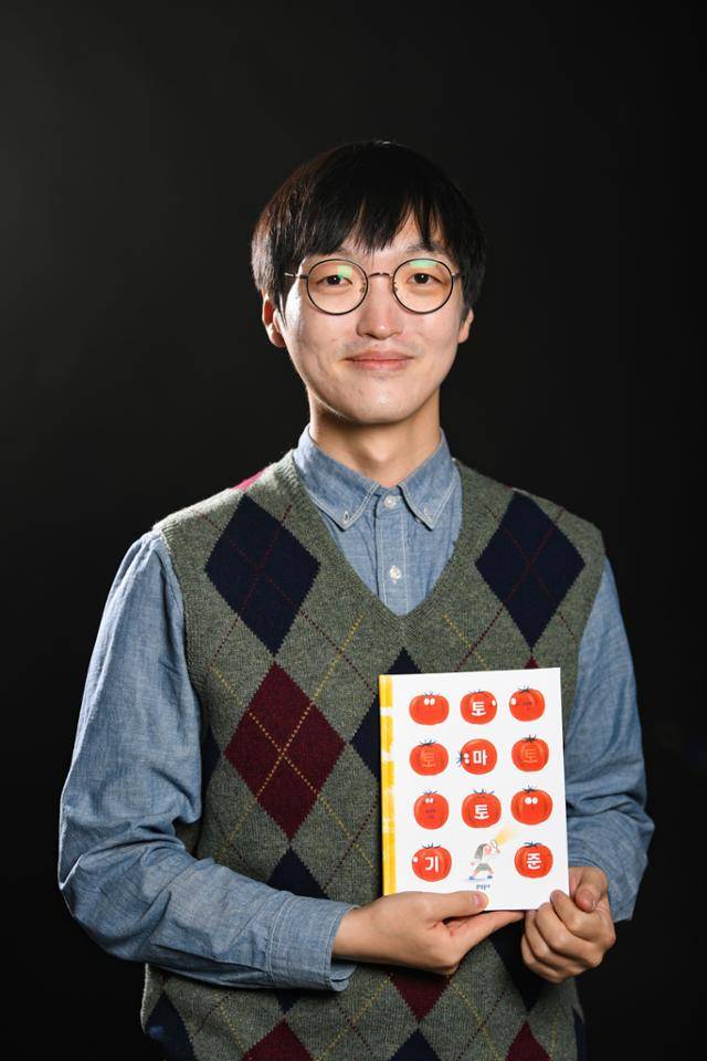 제63회 한국출판문화상을 수상한 동시 '토마토 기준'을 쓴 김준현 작가가 22일 서울 중구 한국일보에서 인터뷰하고 있다. 김영원 인턴기자