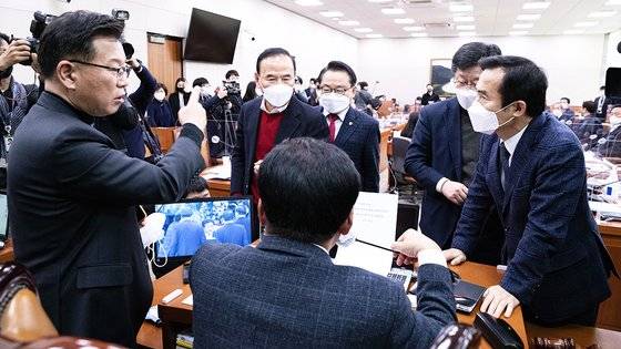 국회 농림축산식품해양수산위원회 여야 간사인 이양수 국민의힘 의원과 김승남 더불어민주당 의원이 28일 오전 서울 여의도 국회에서 열린 농림축산식품해양수산위원회 전체회의에서 양곡관리법 일부개정법률안(대안)에 대한 본회의 부의 요구의 건 상정에 앞서 언쟁을 벌이고 있다. 뉴스1