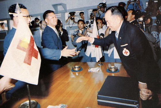 남북이산가족 찾기 운동을 제안하는 최두선 대한적십자사 총재(위 사진)와 남북적십자 쌍방 파견원의 첫인사. 연합뉴스