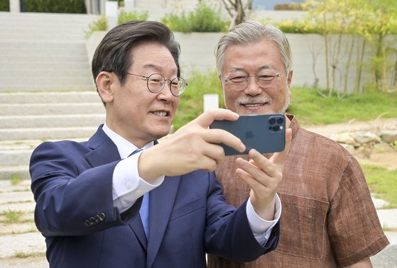 이재명 더불어민주당 대표가 당 대표 취임 직후인 지난 8월 29일 오후 경남 양산시 하북면 평산마을을 찾아 문재인 전 대통령과 셀카를 찍고 있다. 더불어민주당 제공