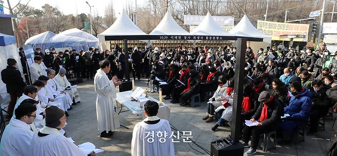 서울 용산구 녹사평역 광장에 마련된 이태원참사 희생자 시민분향소에서 지난 25일 대한성공회 나눔의집 협의회와 정의평화사제단 소속 신부들의 집전으로 성탄절 연합 성찬례가 열리고 있다. 김창길기자