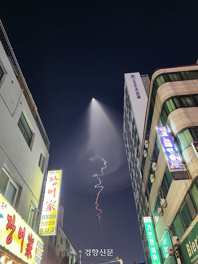 국방부가 고체추진 우주발사체 시험비행에 성공했다고 밝힌 30일 전국에서 비행체로 추정되는 궤적이 목격됐다. 사진은 오후 6시8분 경기 군포시 금정역 근처에서 촬영됐다. 김세훈 기자