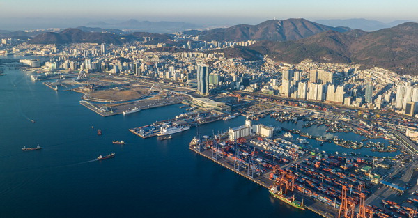 부산항 북항의 위용…세계엑스포 성지 되길