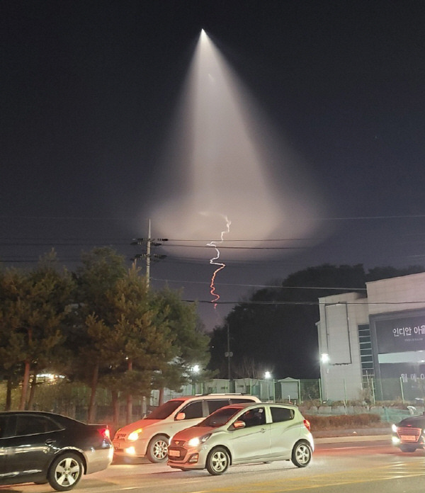 강릉에서 관측된 고체 추진 우주발사체 시험비행 모습. 연합뉴스