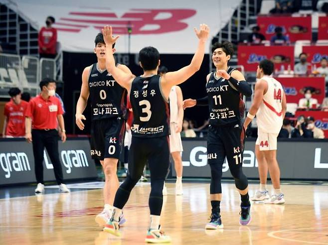 정성우(가운데)와 하이파이브를 하는 양홍석(오른쪽).    한국프로농구연맹(KBL)