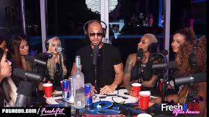 방송을 진행하고 있는 앤드류 테이트. 유튜브 갈무리